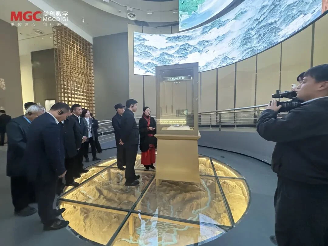 Visitors in the Qianling–Dongting themed space