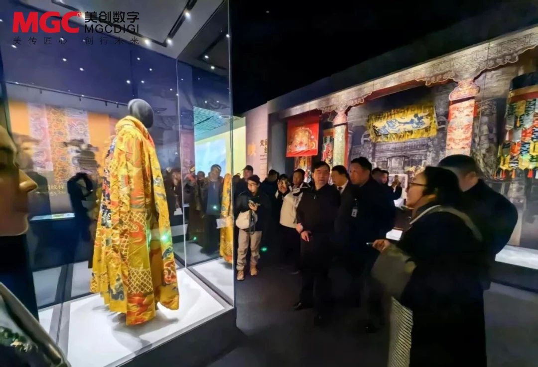 观众参观丝绸文物展