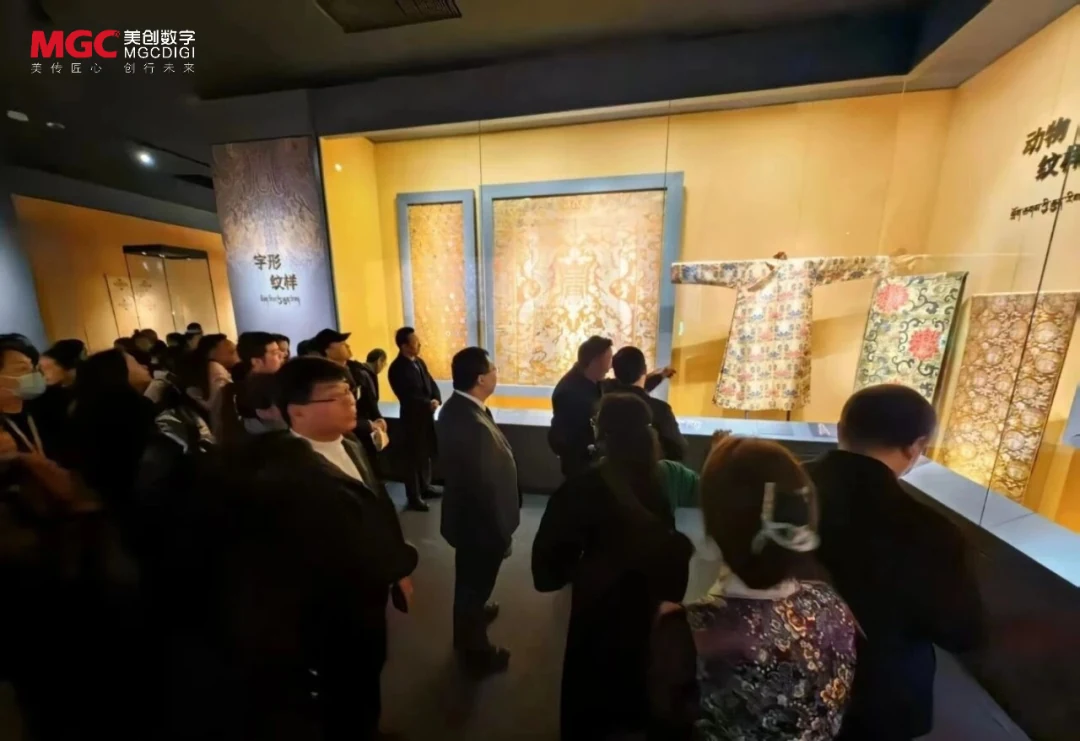 展厅内的丝绸文物展示与参观交流